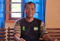 TEGAS: Asper Kepala BKPH Madura Timur, Rifa’i, saat menjelaskan soal hutan negara yang diserobot kegiatan galian c ilegal (SandGT - Seputar Jatim)