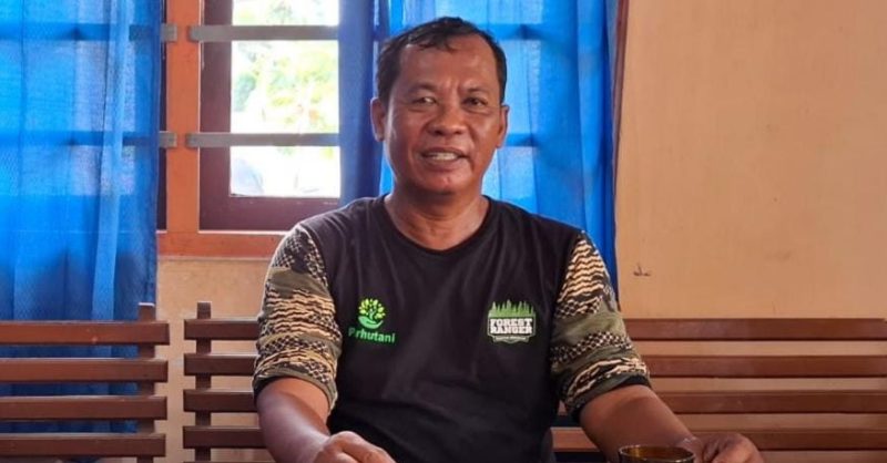 TEGAS: Asper Kepala BKPH Madura Timur, Rifa’i, saat menjelaskan soal hutan negara yang diserobot kegiatan galian c ilegal (SandGT - Seputar Jatim)