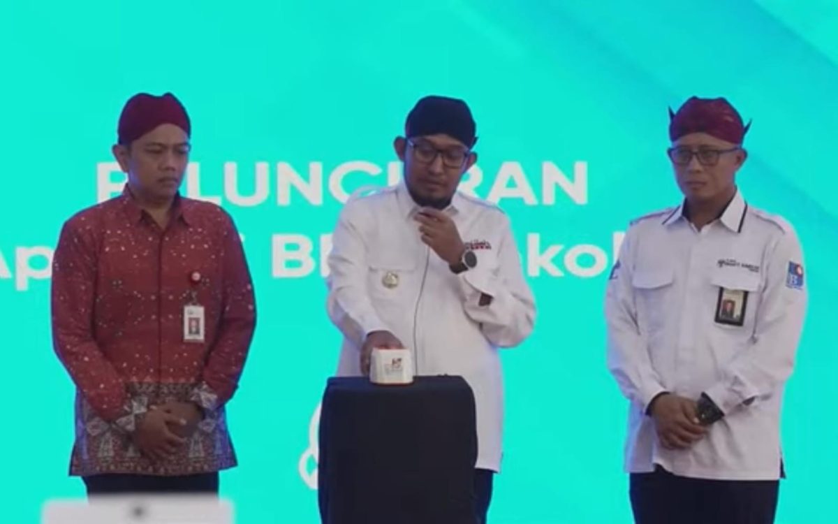 RESMIKAN: Bupati Sumenep, Achmad Fauzi Wongsojudo (tengah) dan Direktur Utama BPRS Bhakti Sumekar, Hairil Fajar (kanan) saat luncurkan aplikasi BBS sekolah (Doc. Seputar Jatim)