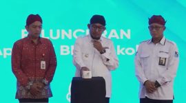 RESMIKAN: Bupati Sumenep, Achmad Fauzi Wongsojudo (tengah) dan Direktur Utama BPRS Bhakti Sumekar, Hairil Fajar (kanan) saat luncurkan aplikasi BBS sekolah (Doc. Seputar Jatim)
