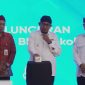 RESMIKAN: Bupati Sumenep, Achmad Fauzi Wongsojudo (tengah) dan Direktur Utama BPRS Bhakti Sumekar, Hairil Fajar (kanan) saat luncurkan aplikasi BBS sekolah (Doc. Seputar Jatim)