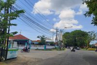 CERAH: Pengendara sedang melewati depan Kantor ULP PLN Sumenep (SandiGT - Seputar Jatim)