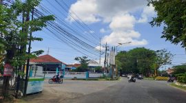 CERAH: Pengendara sedang melewati depan Kantor ULP PLN Sumenep (SandiGT - Seputar Jatim)