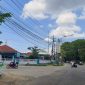 CERAH: Pengendara sedang melewati depan Kantor ULP PLN Sumenep (SandiGT - Seputar Jatim)