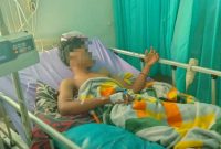 TAK SADAR: Korban kekerasan di Desa Kadur, menjalani perawatan intensif di rumah sakit (Doc. Seputar Jatim)