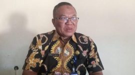 PAKAI BATIK: Kepala Bidang P2P Dinkes P2KB Sumenep, Ahmad Syamsuri saat memaparkan angka kasus stroke (istimewa)