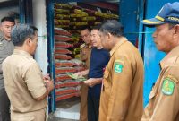SOSIALISASI: Kepala DLH Kabupaten Sumenep, Arif Susanto (tengah) saat memberikan pemaparan kepada pelaku usaha tentang pentingnya pengelolaan sampah di Kelurahan Pajagalan, (Foto Istimewa)
