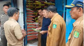 SOSIALISASI: Kepala DLH Kabupaten Sumenep, Arif Susanto (tengah) saat memberikan pemaparan kepada pelaku usaha tentang pentingnya pengelolaan sampah di Kelurahan Pajagalan, (Foto Istimewa)