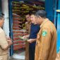SOSIALISASI: Kepala DLH Kabupaten Sumenep, Arif Susanto (tengah) saat memberikan pemaparan kepada pelaku usaha tentang pentingnya pengelolaan sampah di Kelurahan Pajagalan, (Foto Istimewa)