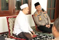 NGOBROL: Kapolres Sumenep, AKBP Rivanda, bincang santai dengan Pengasuh Ponpes Al-Amien Prenduan, Ahmad Fauzi Tijani (Humas Polres Sumenep)
