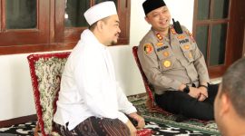NGOBROL: Kapolres Sumenep, AKBP Rivanda, bincang santai dengan Pengasuh Ponpes Al-Amien Prenduan, Ahmad Fauzi Tijani (Humas Polres Sumenep)