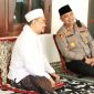 NGOBROL: Kapolres Sumenep, AKBP Rivanda, bincang santai dengan Pengasuh Ponpes Al-Amien Prenduan, Ahmad Fauzi Tijani (Humas Polres Sumenep)