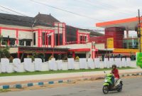 CERAH: Pengendara roda dua saat melintas di depan RSUD dr. H. Moh. Amwar Sumenep (Foto Istimewa)