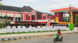 CERAH: Pengendara roda dua saat melintas di depan RSUD dr. H. Moh. Amwar Sumenep (Foto Istimewa)