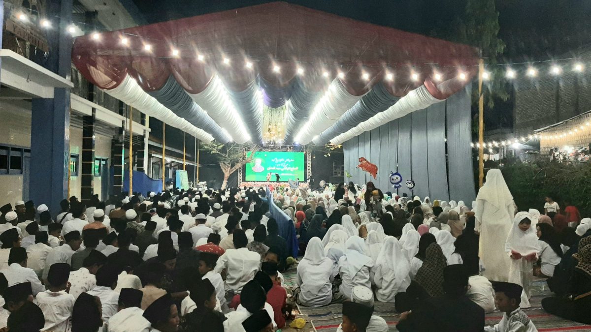 MEGAH: Ribuan alumni dan masyarakat memadati halaman utama pada puncak Haul Ke 47 KH Abdul Mannan (M Che - Seputar Jatim)