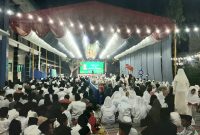 MEGAH: Ribuan alumni dan masyarakat memadati halaman utama pada puncak Haul Ke 47 KH Abdul Mannan (M Che - Seputar Jatim)