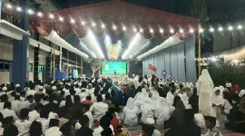 MEGAH: Ribuan alumni dan masyarakat memadati halaman utama pada puncak Haul Ke 47 KH Abdul Mannan (M Che - Seputar Jatim)