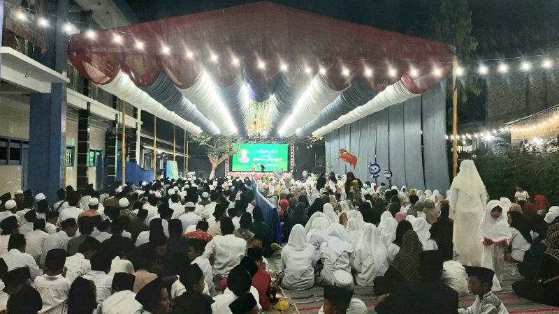 MEGAH: Ribuan alumni dan masyarakat memadati halaman utama pada puncak Haul Ke 47 KH Abdul Mannan (M Che - Seputar Jatim)