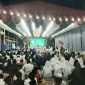 MEGAH: Ribuan alumni dan masyarakat memadati halaman utama pada puncak Haul Ke 47 KH Abdul Mannan (M Che - Seputar Jatim)
