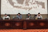 FOKUS: Wakil Bupati Sumenep, Imam Hasyim, saat menghadiri rapat paripurna bersama Ketua DPRD Sumenep Zainal Arifin, dan anggota fraksi-fraksi DPRD (Doc. Seputar Jatim)