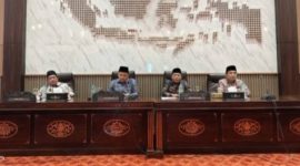 FOKUS: Wakil Bupati Sumenep, Imam Hasyim, saat menghadiri rapat paripurna bersama Ketua DPRD Sumenep Zainal Arifin, dan anggota fraksi-fraksi DPRD (Doc. Seputar Jatim)