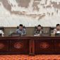 FOKUS: Wakil Bupati Sumenep, Imam Hasyim, saat menghadiri rapat paripurna bersama Ketua DPRD Sumenep Zainal Arifin, dan anggota fraksi-fraksi DPRD (Doc. Seputar Jatim)