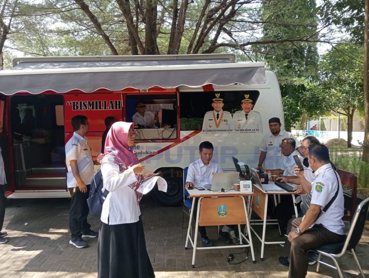 MEREKAM: Disdukcapil Sumenep saat melakukan program jemput bola (Jebol) di SMAN 1 Kalianget (SandiGT - Seputar Jatim)
