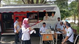 MEREKAM: Disdukcapil Sumenep saat melakukan program jemput bola (Jebol) di SMAN 1 Kalianget (SandiGT - Seputar Jatim)