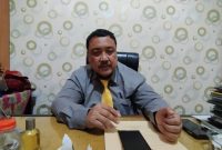 MENJELASKAN: Kepala Bakesbangpol Sumenep Ach. Dzulkarnain, saat ditemui di ruangannya (SandiGT - Seputar Jatim)