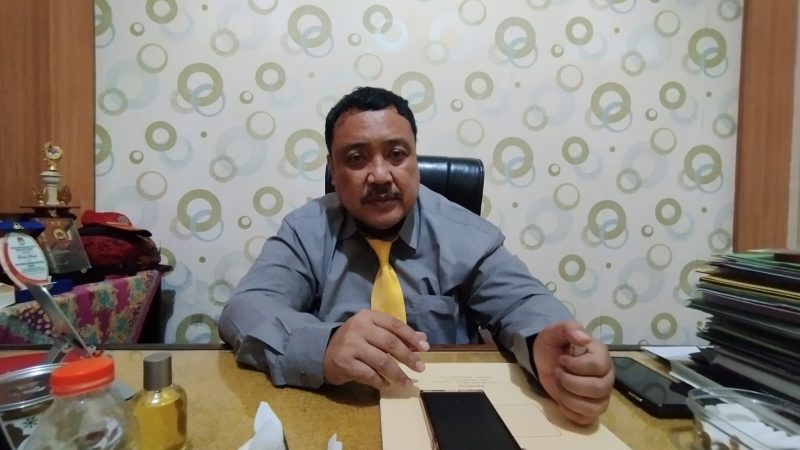 MENJELASKAN: Kepala Bakesbangpol Sumenep Ach. Dzulkarnain, saat ditemui di ruangannya (SandiGT - Seputar Jatim)