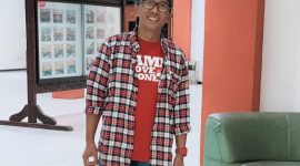 TERSENYUM: Wartawan Senior Ibnu Hajar (Doc. Seputar Jatim)