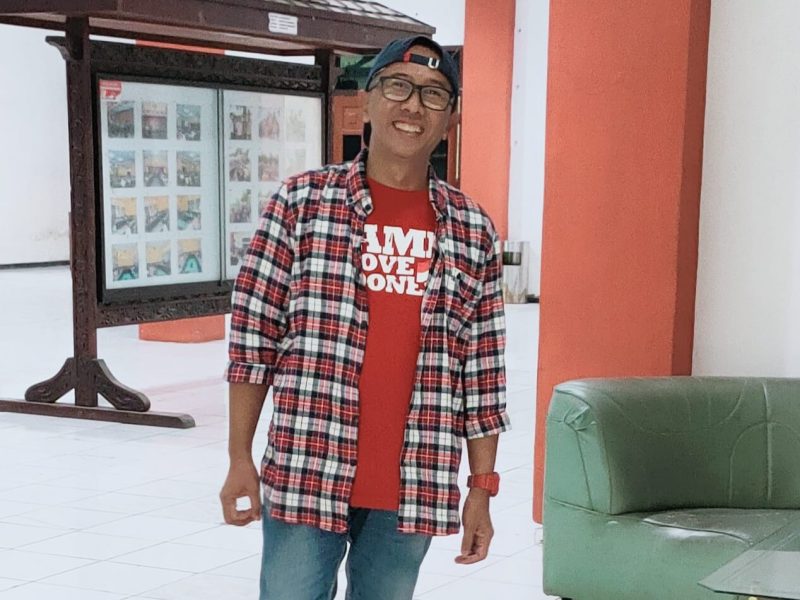 TERSENYUM: Wartawan Senior Ibnu Hajar (Doc. Seputar Jatim)