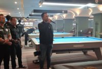 PEMBUKAAN: Owner MBS Billiard Sumenep, Zainal Abidin saat membuka event billiard se jawa timur (SandiGT - Seputar Jatim)