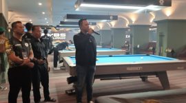 PEMBUKAAN: Owner MBS Billiard Sumenep, Zainal Abidin saat membuka event billiard se jawa timur (SandiGT - Seputar Jatim)