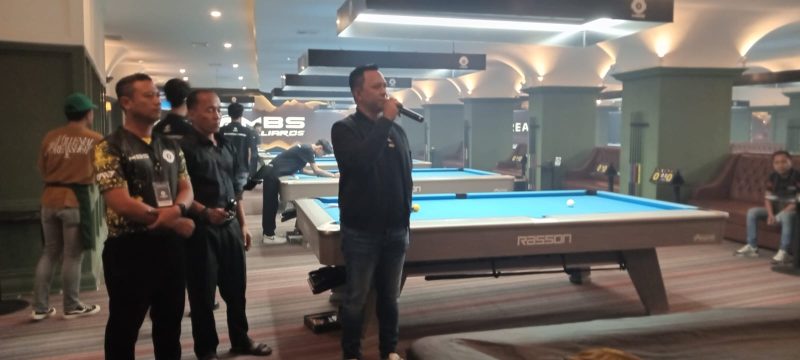 PEMBUKAAN: Owner MBS Billiard Sumenep, Zainal Abidin saat membuka event billiard se jawa timur (SandiGT - Seputar Jatim)