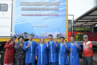 SWAFOTO: Direktur RSUD Sumenep, dr. Erlyati (memakai batik) saat mendapingi Wabup Sumenep, Imam Hasyim (tengah) saat mencoba terapi HBOT milik Lembaga Kesehatan Kelautan TNI Angkatan Laut (Doc. Seputar Jatim)