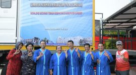 SWAFOTO: Direktur RSUD Sumenep, dr. Erlyati (memakai batik) saat mendapingi Wabup Sumenep, Imam Hasyim (tengah) saat mencoba terapi HBOT milik Lembaga Kesehatan Kelautan TNI Angkatan Laut (Doc. Seputar Jatim)