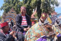 TERSENYUM: Kepala Dibudporapar Sumenep, Moh. Iksan saat naik kuda di acara festival jaran serek (SandiGT - Seputar Jatim)