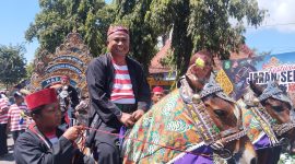 TERSENYUM: Kepala Dibudporapar Sumenep, Moh. Iksan saat naik kuda di acara festival jaran serek (SandiGT - Seputar Jatim)