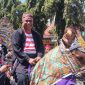 TERSENYUM: Kepala Dibudporapar Sumenep, Moh. Iksan saat naik kuda di acara festival jaran serek (SandiGT - Seputar Jatim)