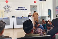 MENUNGGU: Masyarakat sedang mengantri untuk pelayanan SIM di Satlantas Polres Sumenep (SandiGT - Seputar Jatim)