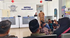 MENUNGGU: Masyarakat sedang mengantri untuk pelayanan SIM di Satlantas Polres Sumenep (SandiGT - Seputar Jatim)