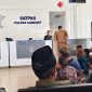 MENUNGGU: Masyarakat sedang mengantri untuk pelayanan SIM di Satlantas Polres Sumenep (SandiGT - Seputar Jatim)
