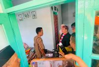 BERBINCANG: Wabup Sumenep Imam Hasyim (memakai baju sakera) mengunjungi kediaman korban ledakan tabung gas di Dusun Lojikantang, Desa Kalianget Barat, Kecamatan Kalianget (Doc. Seputar Jatim)