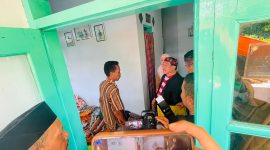 BERBINCANG: Wabup Sumenep Imam Hasyim (memakai baju sakera) mengunjungi kediaman korban ledakan tabung gas di Dusun Lojikantang, Desa Kalianget Barat, Kecamatan Kalianget (Doc. Seputar Jatim)
