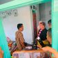 BERBINCANG: Wabup Sumenep Imam Hasyim (memakai baju sakera) mengunjungi kediaman korban ledakan tabung gas di Dusun Lojikantang, Desa Kalianget Barat, Kecamatan Kalianget (Doc. Seputar Jatim)