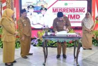 BERSINERGI: Wakil Bupati Sumenep, Imam Hasyim bersama Kepala Bappeda Sumenep, Arif Firmanto, saat melakukan penandatanganan bersama di Acara Musrenbang RPJMD 2025-2029 di Pendopo Agung Sumenep (Doc. Seputar Jatim)