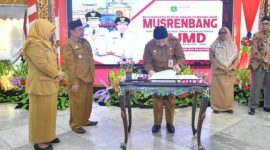 BERSINERGI: Wakil Bupati Sumenep, Imam Hasyim bersama Kepala Bappeda Sumenep, Arif Firmanto, saat melakukan penandatanganan bersama di Acara Musrenbang RPJMD 2025-2029 di Pendopo Agung Sumenep (Doc. Seputar Jatim)