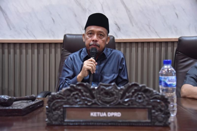 MENYAMPAIKAN: Ketua DPRD Sumenep, Zainal Arifin (Doc. Seputar Jatim)