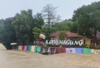 TINGGI: Potret Luapan Air di Sungai Kebonagung Sumenep (Doc. Istimewa)